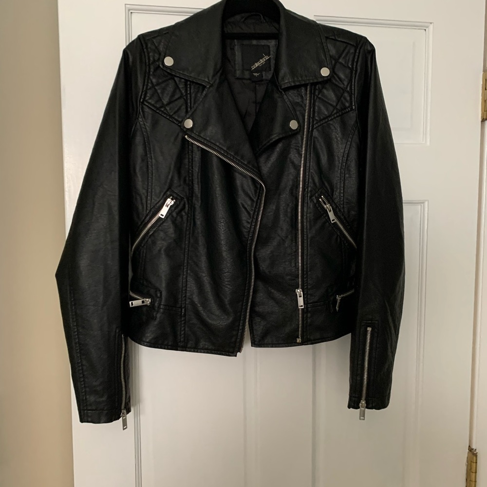 Women’s faux leather jacket in excellent, like new condition. Functional pockets
